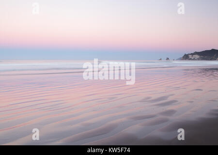 Couleur crépuscule sur la plage à l'Île du Nord, Whangamata, Nouvelle-Zélande Banque D'Images