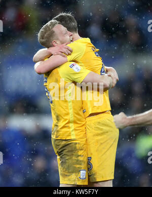 Preston North End's Tom Clarke (à gauche) célèbre après le match de championnat à Sky Bet Le Den, Londres. Banque D'Images