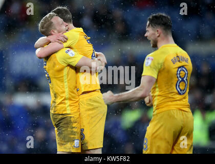 Preston North End's Tom Clarke (à gauche) célèbre après le match de championnat à Sky Bet Le Den, Londres. Banque D'Images