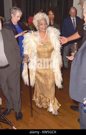 Nichelle Nichols Nichelle Nichols assiste à la célébration du 85e anniversaire de la Piazza/Le bosquet le 28 décembre 2017 à Los Angeles, Californie. Banque D'Images