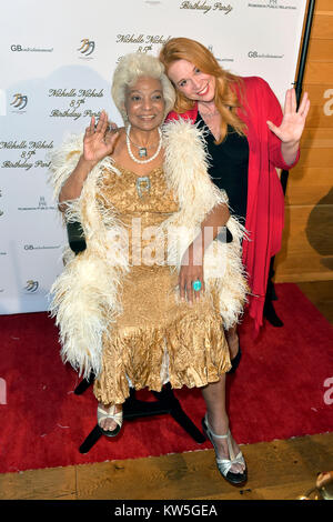 Nichelle Nichols et Chase Masterson assister à la célébration du 85e anniversaire de Nichelle Nichols à la Piazza/Le bosquet le 28 décembre 2017 à Los Angeles, Californie. Banque D'Images