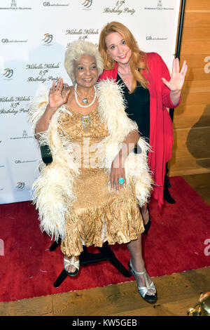 Nichelle Nichols et Chase Masterson assister à la célébration du 85e anniversaire de Nichelle Nichols à la Piazza/Le bosquet le 28 décembre 2017 à Los Angeles, Californie. Banque D'Images