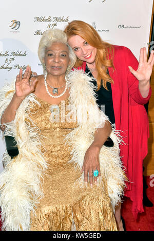 Nichelle Nichols et Chase Masterson assister à la célébration du 85e anniversaire de Nichelle Nichols à la Piazza/Le bosquet le 28 décembre 2017 à Los Angeles, Californie. Banque D'Images