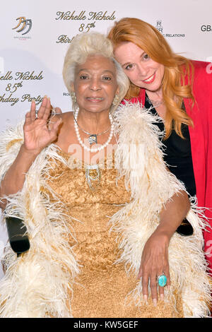 Nichelle Nichols et Chase Masterson assister à la célébration du 85e anniversaire de Nichelle Nichols à la Piazza/Le bosquet le 28 décembre 2017 à Los Angeles, Californie. Banque D'Images