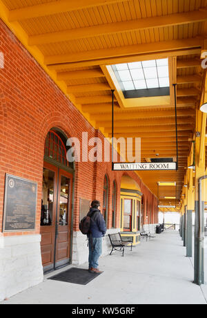 Sac à dos avec l'homme à la gare de High Point, Caroline du Nord Banque D'Images