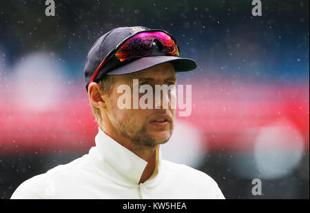 Joe l'Angleterre regarde sur racine pendant cinq jours les cendres test match à la Melbourne Circket Ground, à Melbourne. Banque D'Images