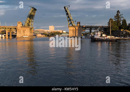 Univaerstiy remorqueur passant par le pont-levis, Seattle, Washington, USA Banque D'Images