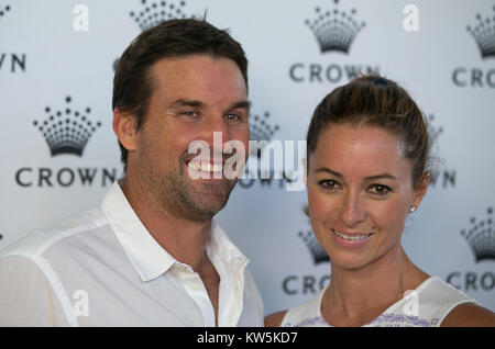 MELBOURNE, AUSTRALIE - Le 12 janvier : Pat Rafter Lara Feltham arrive à l'IMG les joueurs de tennis partie à Crown Towers le 12 janvier 2014 à Melbourne, Australie. People : Pat Rafter Lara Feltham Banque D'Images