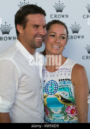 MELBOURNE, AUSTRALIE - Le 12 janvier : Pat Rafter Lara Feltham arrive à l'IMG les joueurs de tennis partie à Crown Towers le 12 janvier 2014 à Melbourne, Australie. People : Pat Rafter Lara Feltham Banque D'Images