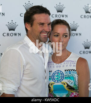 MELBOURNE, AUSTRALIE - Le 12 janvier : Pat Rafter Lara Feltham arrive à l'IMG les joueurs de tennis partie à Crown Towers le 12 janvier 2014 à Melbourne, Australie. People : Pat Rafter Lara Feltham Banque D'Images