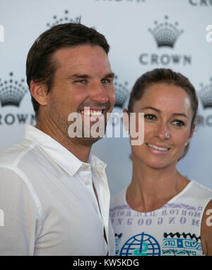 MELBOURNE, AUSTRALIE - Le 12 janvier : Pat Rafter Lara Feltham arrive à l'IMG les joueurs de tennis partie à Crown Towers le 12 janvier 2014 à Melbourne, Australie. People : Pat Rafter Lara Feltham Banque D'Images