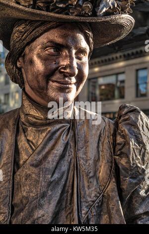 Une jeune femme est un mime qui exerce son métier dans les rues de Seattle, Washington, USA Banque D'Images