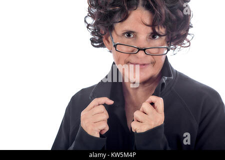 Belle femme d'âge moyen avec des cheveux bruns bouclés à plus de ses lunettes et smiling isolated on white Banque D'Images
