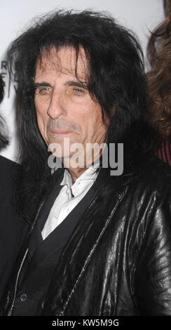 NEW YORK, NY - 17 avril : Alice Cooper assiste à la "super duper Alice Cooper' premiere pendant le Festival du film de Tribeca 2014 à Chelsea Bow Tie Cinémas le 17 avril 2014 à New York. People : Alice Cooper Banque D'Images