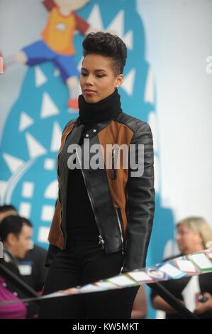 NEW YORK, NY - 16 FÉVRIER Le New York Toy Fair est descendu sur le pied droit - avec une ouverture mettant en vedette nul autre qu'Alicia Keys. Le 33-year-old singer a lancé le plus grand toy show jamais organisé en Amérique du Nord, avec 30 000 participants de 100 pays sont attendus à voir les centaines de milliers de jeux et jouets. La jeune fille en feu singer était à cran et le style dans une veste en cuir noir et brun sur un haut col roulé noir, fait équipe avec jean noir, noir et formateurs au Jacob K. Javits Convention Center de New York le 16 février 2014 à New York City People : Alicia Keys Banque D'Images