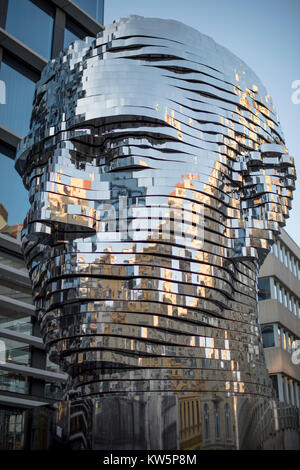 La sculpture de la tête de Franz Kafka à Prague Banque D'Images