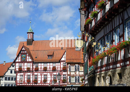 BAD Urach, Allemagne - CIRCA AOÛT 2015 Rathouse avec réveil sur la Marktplatz square Banque D'Images