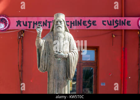 Statue du prêtre orthodoxe grec devant les orthodoxes Cathédrale et restaurant chinois Chania Crete prêtre orthodoxe Grèce Banque D'Images