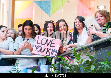 SYDNEY, AUSTRALIE - 13 SEPTEMBRE : Sally Obermeder se félicite de Kim Kardashian à la scène au cours de la Kardashian Kollection lancer au printemps sur Westfield Parramatta, 13 septembre 2014 à Sydney, Australie. People : Kim Kardashian Banque D'Images