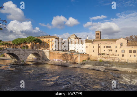 Rome (Italie) - le Tibre et le Lungotevere monumentale avec 'Isola Tiberina' island et vieux ponts Banque D'Images