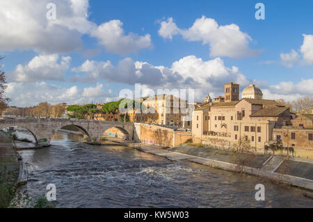 Rome (Italie) - le Tibre et le Lungotevere monumentale avec 'Isola Tiberina' island et vieux ponts Banque D'Images