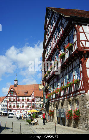 BAD Urach, Allemagne - CIRCA AOÛT 2015 Rathouse et mur du bâtiment sur la place du square Banque D'Images