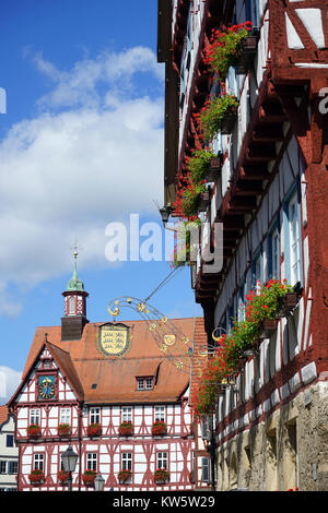 BAD Urach, Allemagne - CIRCA AOÛT 2015 Rathouse et mur du bâtiment sur la place du square Banque D'Images