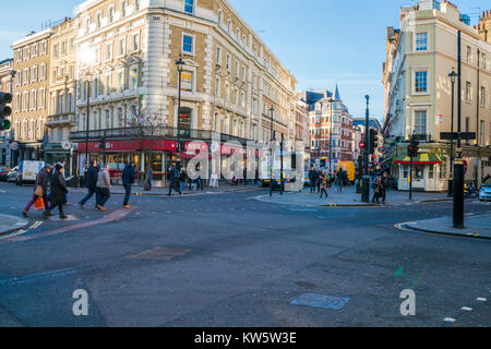 Décembre 28, 2017 LONDRES : rue animée dans le centre de Londres. Les touristes et les Londoniens autour de Leicester Square dans le West End de Londres. Banque D'Images