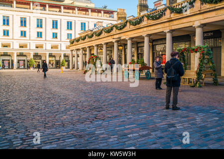 Décembre 28, 2017 LONDRES : Les touristes londoniens et profiter des beaux jours à Covent Garden, un des plus célèbres et des sites touristiques à Londres connu Banque D'Images