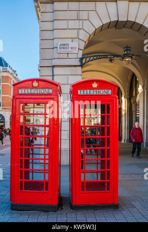 Décembre 28, 2017 LONDRES : Deux boîtes de téléphone à Covent Garden, un quartier de Westminster à Londres qui est un quartier commerçant et à Banque D'Images