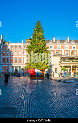 Décembre 28, 2017 LONDRES : Big decorated Christmas Tree in London's Covent Garden de l'enseignement aux lumières de fête attire des milliers de Londoniens et touri Banque D'Images