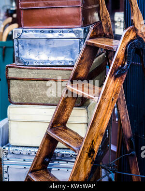 Vintage Bagages et escabeau sur Portobello Road Banque D'Images