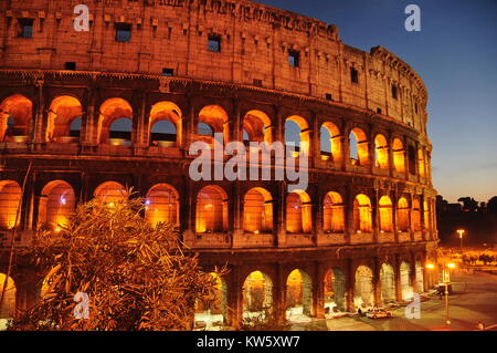 Le Colisée romain à la nuit dans la ville éternelle de Rome. Banque D'Images