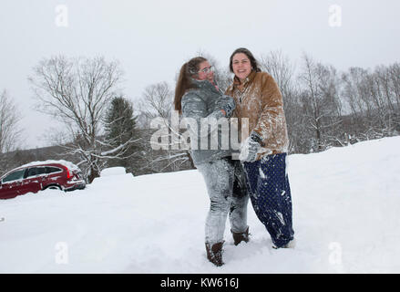 Sœurs Eliza, 26, à gauche et la Géorgie Doolittle, 17 ont une bataille de boules de neige dans le Maine pour les vacances de Noël. Banque D'Images