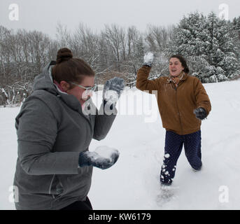 Sœurs Eliza, 26, à gauche et la Géorgie Doolittle, 17 ont un combat de boules de neige dans le Maine Banque D'Images