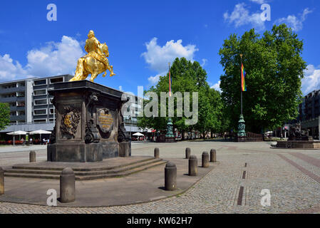 Dresde, ville nouvelle citadin marché avec monument de golden riders, Neustaedter Markt mit Denkmal Goldener Reiter Banque D'Images