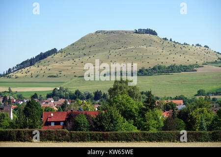 BOPFINGEN, ALLEMAGNE - CIRCA AOÛT 2015 maisons et colline Banque D'Images