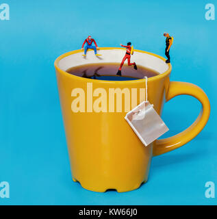Saut conceptuel diver dans une tasse de thé Banque D'Images
