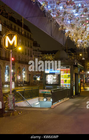 La station de métro boulevard Hausmann dans Havre-Caumartin à Noël Banque D'Images