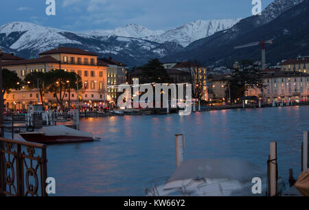 Lugano, Suisse. une froide soirée d'hiver, avec des montagnes couvertes de neige Banque D'Images