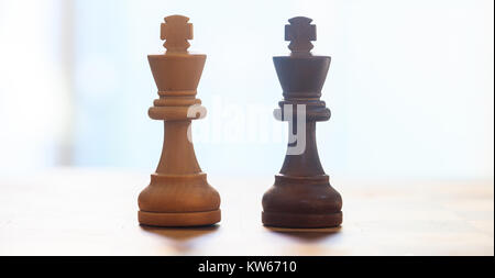 Pièces d'échecs noir, couleur brun clair. Vue rapprochée des rois avec détail. La réflexion, toile de flou. Banque D'Images