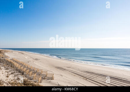 L'escrime sur la plage une plage de l'Atlantique dans les Hamptons Banque D'Images