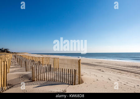 L'escrime sur la plage une plage de l'Atlantique dans les Hamptons Banque D'Images