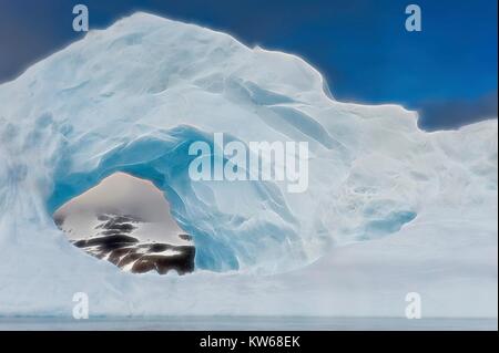 Arche naturelle taillée dans un iceberg, le son de l'Antarctique, Péninsule Antarctique Banque D'Images