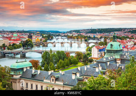 Vue panoramique de ponts sur la rivière Vltava et le centre historique de Prague, bâtiments et monuments de la vieille ville, Prague, République Tchèque Banque D'Images