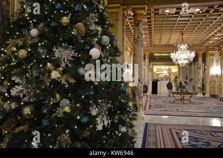 Le Fairmont Copley Plaza à l'arbre de Noël du hall de l'hôtel pendant la saison de vacances. Banque D'Images
