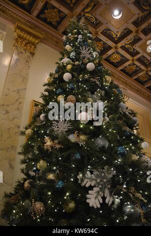 Le Fairmont Copley Plaza à l'arbre de Noël du hall de l'hôtel pendant la saison de vacances. Banque D'Images