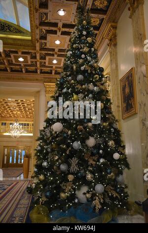 Le Fairmont Copley Plaza à l'arbre de Noël du hall de l'hôtel pendant la saison de vacances. Banque D'Images