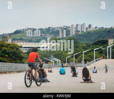 Belo Horizonte - Dec 26, 2017 Enfants : soaprace sur une colline près du stade Mineirao de Belo Horizonte, Minas Gerais, Brésil Banque D'Images