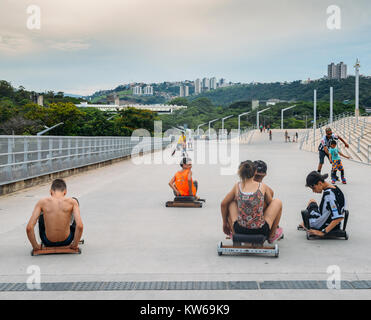 Belo Horizonte - Dec 26, 2017 : Mini-savon course sur une colline à proximité du stade Mineirao de Belo Horizonte, Minas Gerais, Brésil Banque D'Images